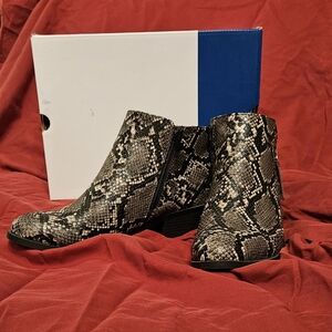 Arizona Jean Company Black and Gray Snakeskin Ankle Boots Sz 9